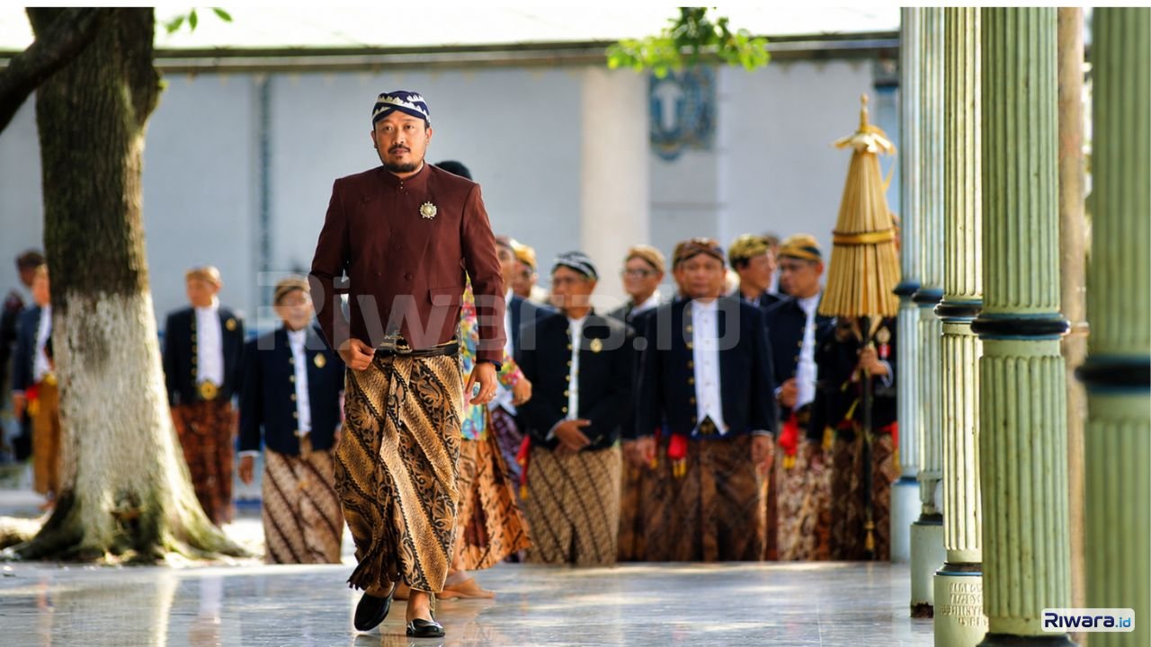 Sinuhun Paku Buwono XIV Hangabehi saat mengikuti prosesi adat Karaton Surakarta Keluarga besar karaton menyebut kemampuan mengayomi memahami adat dan menjaga budaya menjadi pertimbangan penting dalam kepemimpinan